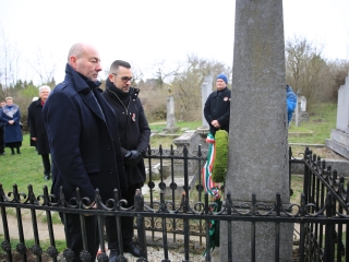 Megemlékezés és koszorúzás a forradalmi emlékműnél - fotó: 