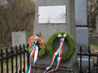 Megemlékezés és koszorúzás a forradalmi emlékműnél - fotó: 