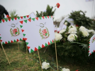 Megemlékezés és koszorúzás a forradalmi emlékműnél - fotó: 