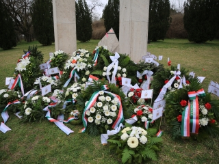 Megemlékezés és koszorúzás a forradalmi emlékműnél - fotó: 