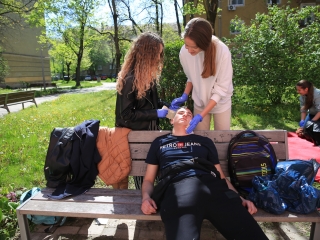 Életmentő diákok a Kultik Moziban és környékén - fotó: 