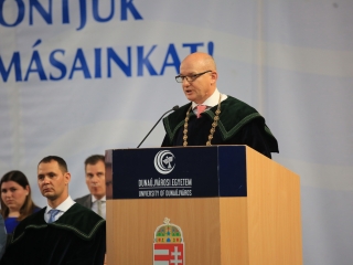 Diplomaátadó pillanatképek a Dunaújvárosi Egyetemen - fotó: 