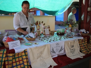 Kézművesek, háztáji termékek és koncert a piacon - fotó: 