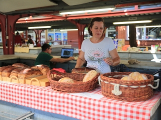 Kézművesek, háztáji termékek és koncert a piacon - fotó: 