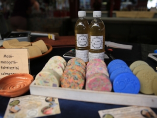 Kézművesek, háztáji termékek és koncert a piacon - fotó: 