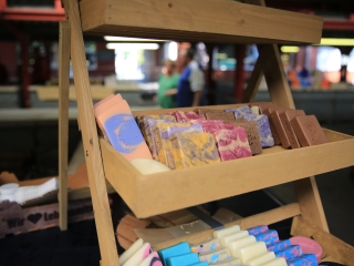 Kézművesek, háztáji termékek és koncert a piacon - fotó: 