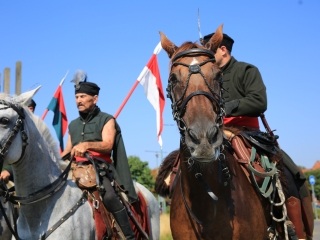 Zarándokok II. Lajos nyomában a Lajos-köveknél - fotó: 