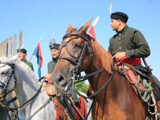 Zarándokok II. Lajos nyomában a Lajos-köveknél - fotó: 