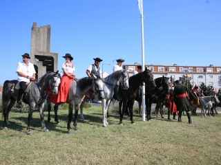 Zarándokok II. Lajos nyomában a Lajos-köveknél - fotó: 