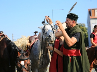 Zarándokok II. Lajos nyomában a Lajos-köveknél - fotó: 