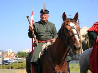 Zarándokok II. Lajos nyomában a Lajos-köveknél - fotó: 