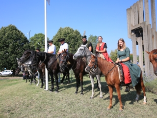 Zarándokok II. Lajos nyomában a Lajos-köveknél - fotó: 