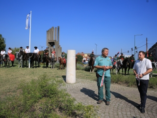 Zarándokok II. Lajos nyomában a Lajos-köveknél - fotó: 