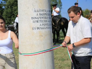 Zarándokok II. Lajos nyomában a Lajos-köveknél - fotó: 
