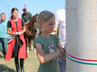 Zarándokok II. Lajos nyomában a Lajos-köveknél - fotó: 