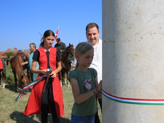 Zarándokok II. Lajos nyomában a Lajos-köveknél - fotó: 