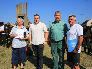 Zarándokok II. Lajos nyomában a Lajos-köveknél - fotó: 