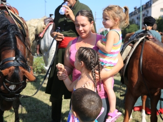 Zarándokok II. Lajos nyomában a Lajos-köveknél - fotó: 