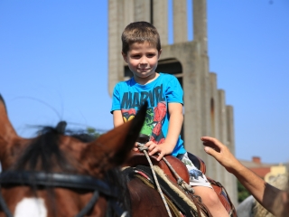 Zarándokok II. Lajos nyomában a Lajos-köveknél - fotó: 