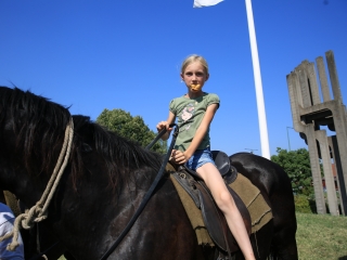 Zarándokok II. Lajos nyomában a Lajos-köveknél - fotó: 