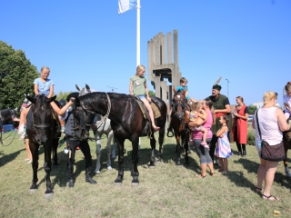 Zarándokok II. Lajos nyomában a Lajos-köveknél - fotó: 