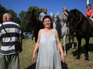 Zarándokok II. Lajos nyomában a Lajos-köveknél - fotó: 