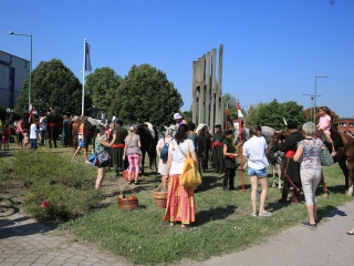 Zarándokok II. Lajos nyomában a Lajos-köveknél - fotó: 
