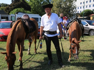 Zarándokok II. Lajos nyomában a Lajos-köveknél - fotó: 