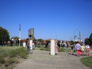 Zarándokok II. Lajos nyomában a Lajos-köveknél - fotó: 