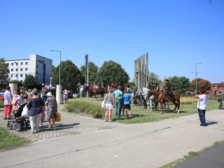 Zarándokok II. Lajos nyomában a Lajos-köveknél - fotó: 