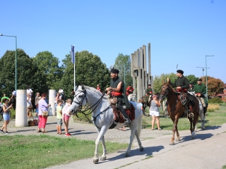 Zarándokok II. Lajos nyomában a Lajos-köveknél - fotó: 