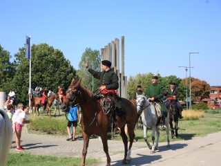 Zarándokok II. Lajos nyomában a Lajos-köveknél - fotó: 