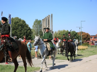 Zarándokok II. Lajos nyomában a Lajos-köveknél - fotó: 
