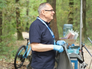 Az erdei tornapálya megtisztítása - fotó: 