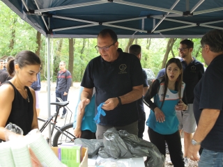 Az erdei tornapálya megtisztítása - fotó: 