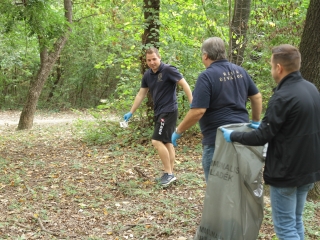 Az erdei tornapálya megtisztítása - fotó: 
