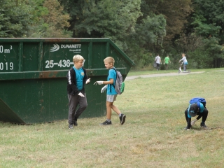 Az erdei tornapálya megtisztítása - fotó: 