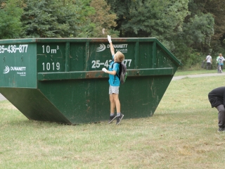 Az erdei tornapálya megtisztítása - fotó: 