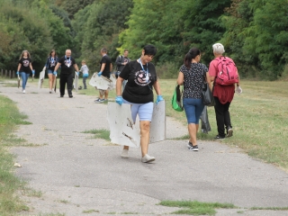 Az erdei tornapálya megtisztítása - fotó: 