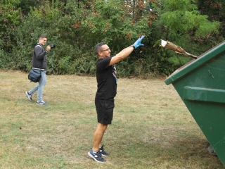 Az erdei tornapálya megtisztítása - fotó: 