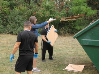 Az erdei tornapálya megtisztítása - fotó: 