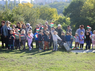 Ünnep a gyásznapon a forradalmi emlékműnél - fotó: 