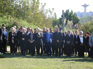 Ünnep a gyásznapon a forradalmi emlékműnél - fotó: 