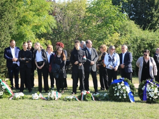 Ünnep a gyásznapon a forradalmi emlékműnél - fotó: 