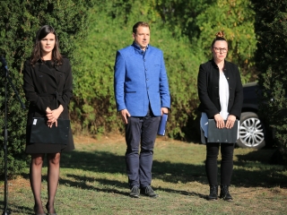 Ünnep a gyásznapon a forradalmi emlékműnél - fotó: 