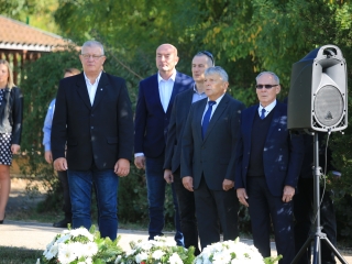 Ünnep a gyásznapon a forradalmi emlékműnél - fotó: 