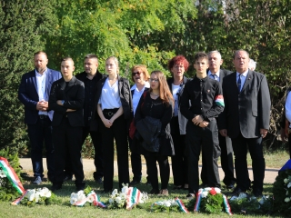 Ünnep a gyásznapon a forradalmi emlékműnél - fotó: 