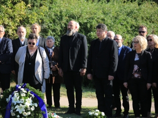 Ünnep a gyásznapon a forradalmi emlékműnél - fotó: 