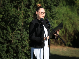 Ünnep a gyásznapon a forradalmi emlékműnél - fotó: 