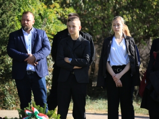 Ünnep a gyásznapon a forradalmi emlékműnél - fotó: 